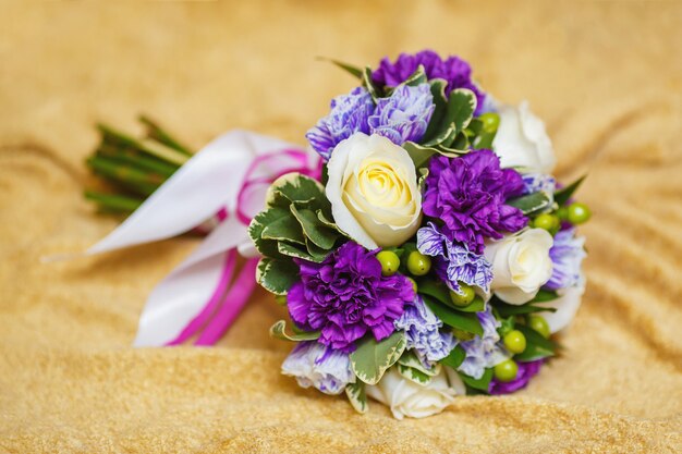 Purpurowy ślubny bukiet na beż powierzchni, małżeństwa pojęcie