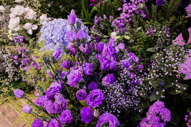 Purpury róża na tle kwiatu przy dekorującym dla uczczenia rocznicy w domu towarowym. Wybierz ostrość na płatkach
