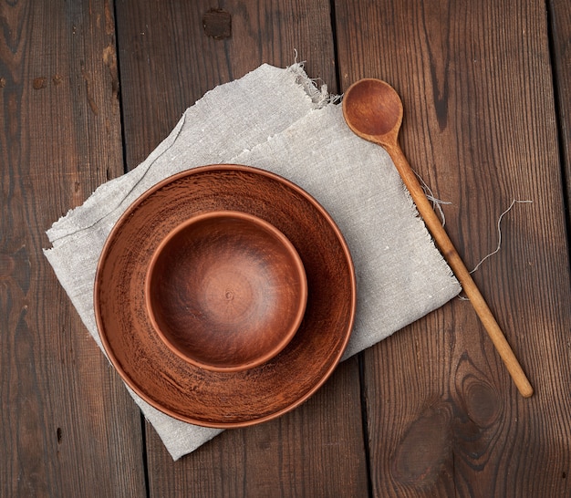 Puści brown ceramiczni talerze na drewnianym stole