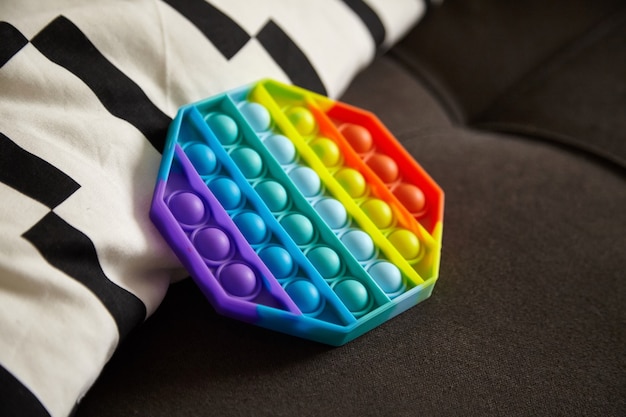 Zdjęcie push pop bubble sensoryczna fidget w kształcie ośmiokąta na poduszce