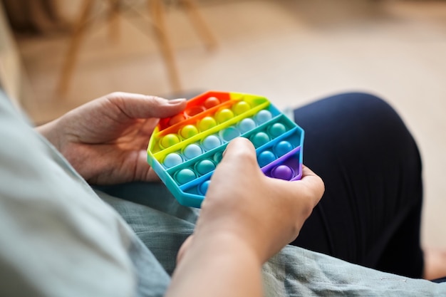 Push pop bubble sensoryczna fidget zabawka w kształcie ośmiokąta w dłoniach