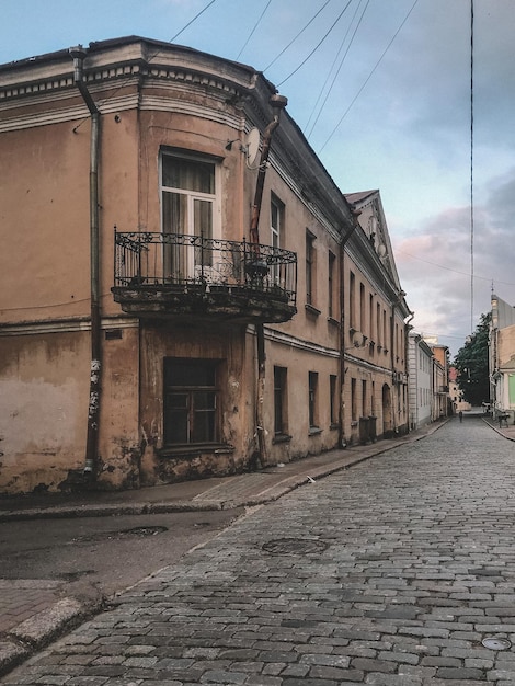 Zdjęcie pusta aleja pośród budynków w mieście