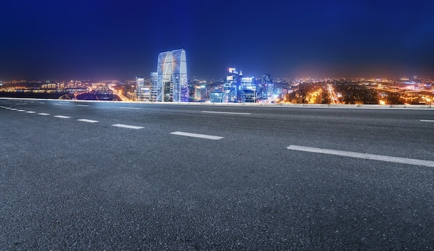 Pusta asfaltowa droga i panoramę miasta i krajobraz budynku, Chiny.