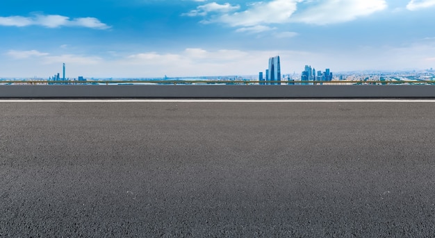 Pusta asfaltowa droga i panoramę miasta i krajobraz budynku, Chiny.