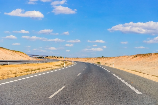 Pusta Autostrada Na Tle Błękitnego Nieba Z Chmurami Przy Słonecznej Pogodzie