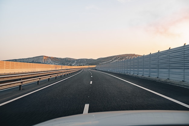 Pusta autostrada o świcie, widok z perspektywy kierowcy