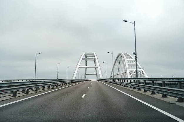 Pusta Autostrada Z Dobrą Drogą Asfaltową I Pochmurnym Niebem