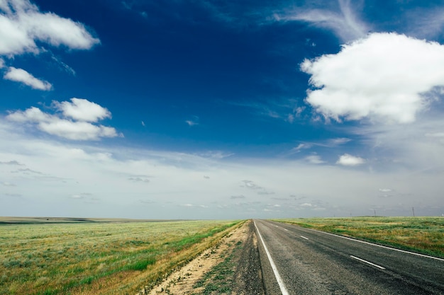 Pusta autostrada z linią podziału przez letnią równinę