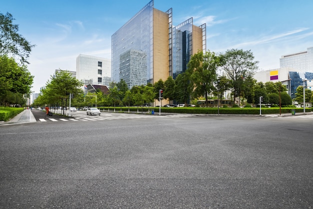 Pusta autostrada z pejzażem miejskim Chengdu, Chiny