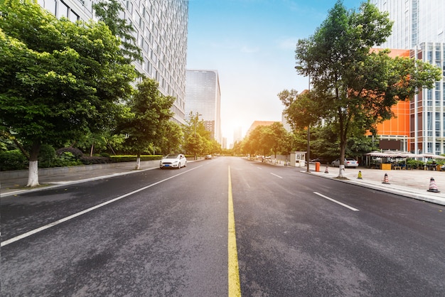 Pusta Autostrada Z Pejzażem Miejskim I Linią Horyzontu Chengdu, Chiny