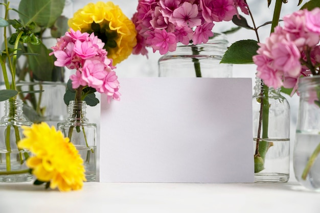 Pusta biała kartka z życzeniami makieta Różowe i żółte kwiaty w wazonach z miejsca na kopię Hortensja dalie i eukaliptus