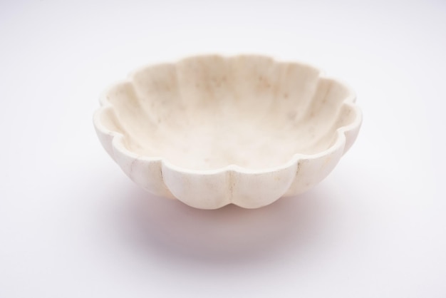 Pusta biała miska wykonana z białego marmuru lub kamienia