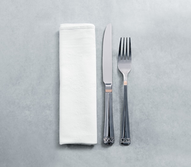 Pusta biała restauracja serwetka makieta z nożem i widelcem, na białym tle