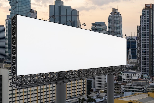 Pusta biała tablica drogowa z tłem miasta Bangkok o zachodzie słońca Plakat reklamowy uliczny makieta renderowania 3D Widok z boku Koncepcja komunikacji marketingowej w celu promowania lub sprzedaży pomysłu
