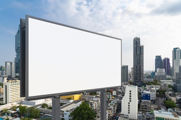 Pusta biała tablica drogowa z tłem miasta Bangkok w czasie dnia Plakat reklamowy makiety renderowania 3D Widok z boku Koncepcja komunikacji marketingowej w celu promowania lub sprzedaży pomysłu