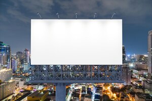 Pusta biała tablica drogowa z tłem miasta bangkok w nocy plakat reklamowy uliczny makieta renderowania 3d widok z przodu koncepcja komunikacji marketingowej w celu promowania idei