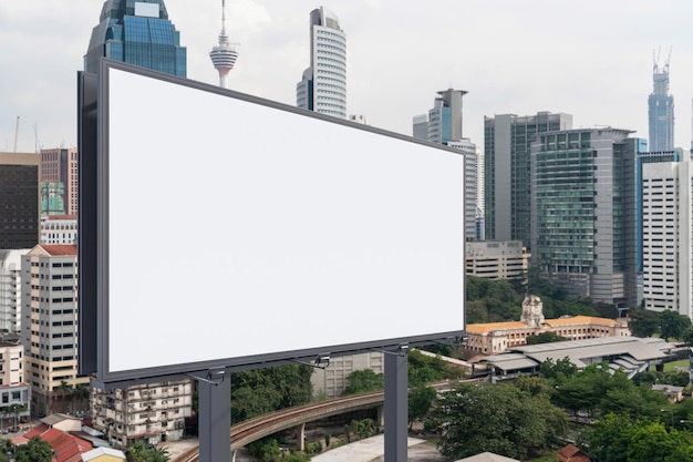 Pusta biała tablica drogowa z tłem miejskim KL w czasie dnia Plakat reklamowy uliczny makieta renderowania 3D Widok z boku Koncepcja komunikacji marketingowej w celu promowania lub sprzedaży pomysłu