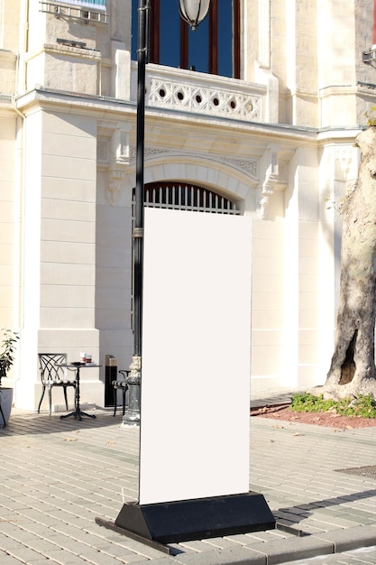 Pusta biała tablica reklamowa na chodniku