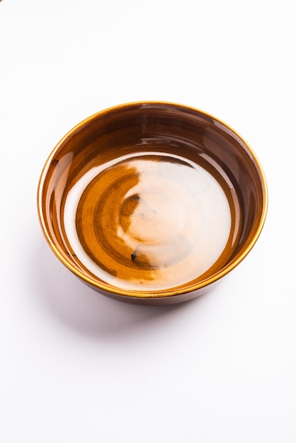 Pusta brązowa ceramiczna miska do serwowania, izolowana na białej lub szarej powierzchni