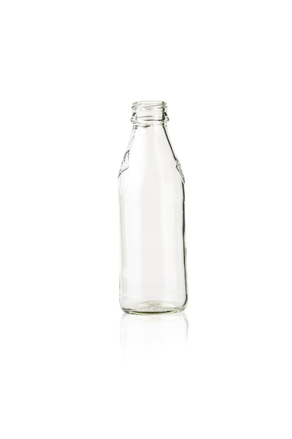 Pusta butelka szklana na białym tle na białej powierzchni