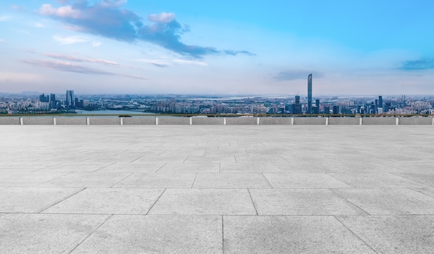 Pusta ceglana podłoga z tłem panoramy miasta