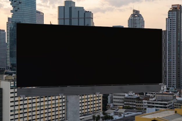 Pusta czarna tablica drogowa z tłem miasta Bangkok o zachodzie słońca Plakat reklamowy makiety renderowania 3D Widok z przodu Koncepcja komunikacji marketingowej w celu promowania lub sprzedaży pomysłu