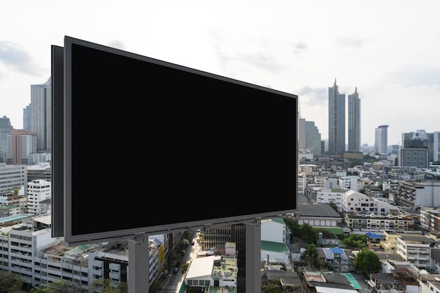 Pusta czarna tablica drogowa z tłem miasta Bangkok w czasie dnia Plakat reklamowy makiety renderowania 3D Widok z boku Koncepcja komunikacji marketingowej w celu promowania lub sprzedaży pomysłu