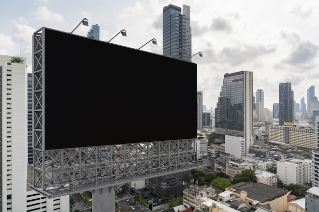 Pusta czarna tablica drogowa z tłem miasta Bangkok w czasie dnia Plakat reklamowy makiety renderowania 3D Widok z boku Koncepcja komunikacji marketingowej w celu promowania lub sprzedaży pomysłu