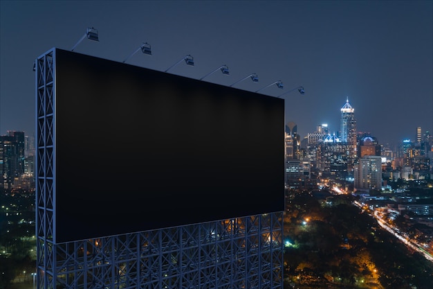 Pusta czarna tablica drogowa z tłem miasta Bangkok w nocy Plakat reklamowy uliczny makieta renderowania 3D Widok z boku Koncepcja komunikacji marketingowej w celu promowania idei