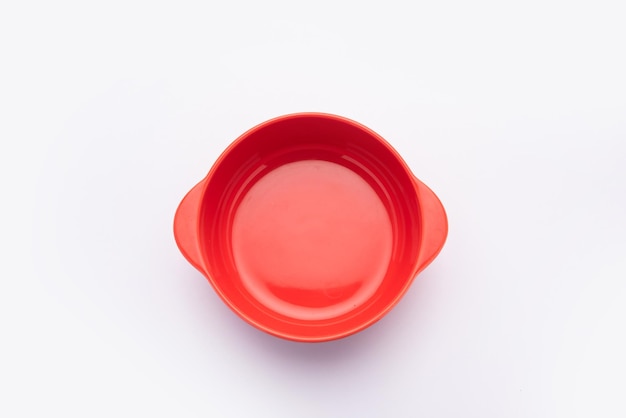 Pusta czerwona ceramiczna miska lub pojemnik