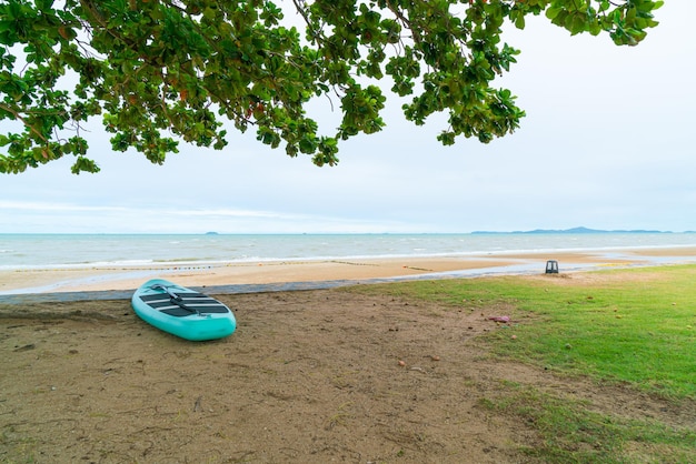 pusta deska wiosłowa na plaży z morskim tłem