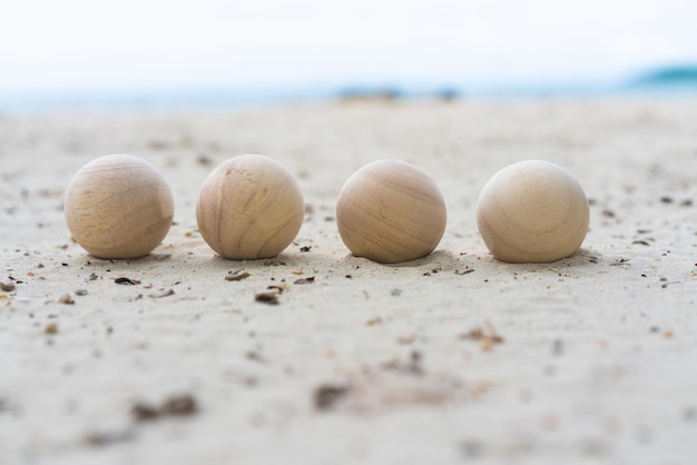 Zdjęcie pusta drewniana piłka do umieszczania znaku lub tekstu na plaży