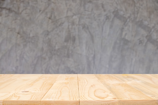 Pusta drewniana platforma stołu i niewyraźne tło do montażu produktu.