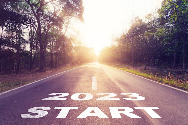 Pusta droga asfaltowa i koncepcja nowego roku 2023 Jazda po pustej drodze, aby rozpocząć 2023 o zachodzie słońca