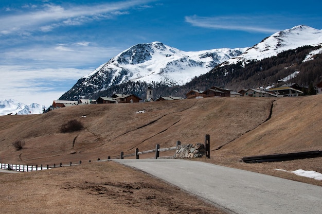 Pusta droga asfaltowa w Alpach Turyści na rowerach cieszący się wycieczką samochodową przez malownicze góry w słonecznym Livigno