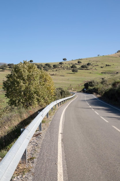 Pusta droga i bariera między Logrosan i Berzocana, Caceres, Hiszpania
