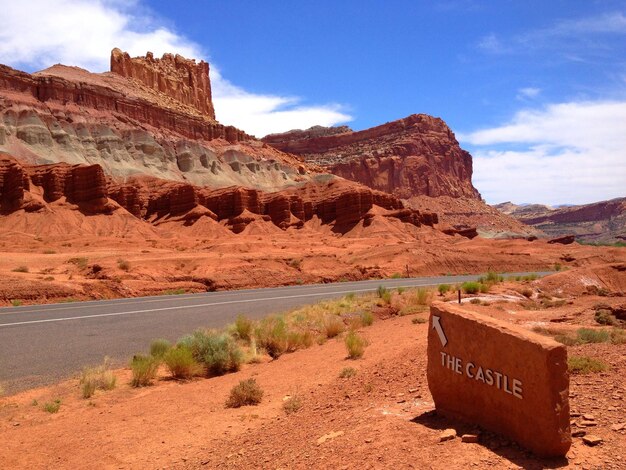 Pusta droga przy formacji skalnej w Parku Narodowym Capitol Reef