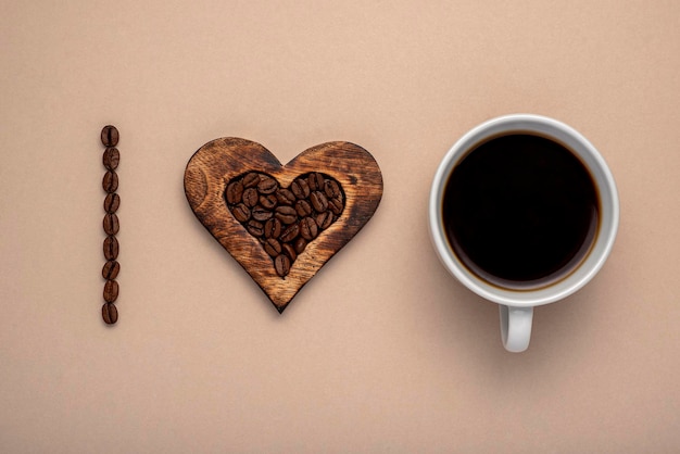 Pusta fotografia ziaren kawy i drewnianego serca