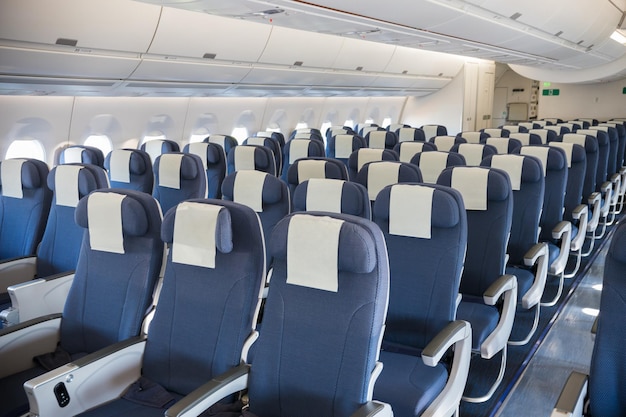 Pusta kabina klasy ekonomicznej samolotu puste ciemnoniebieskie krzesła