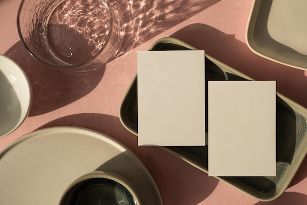 Pusta karta arkusza papieru z makieta kopia miejsca na zakurzonym różowym tle Estetyczny szablon marki czeskiego biznesu Płytki ceramiczne i szkło z musującymi cieniami słonecznymi