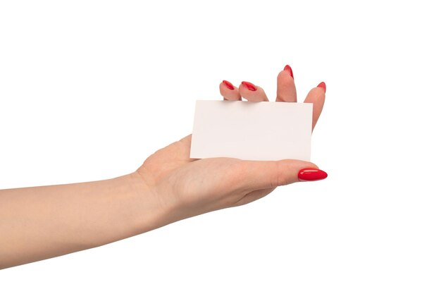Pusta karta w ręce kobiety z czerwonymi paznokciami na białym tle na białym tle