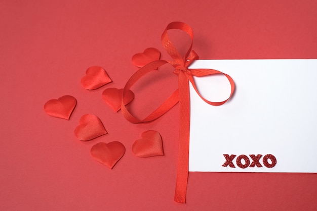 Pusta karta z sercami na Walentynki. układ tekstu na czerwonym tle. W Walentynki pozdrowienia i wyrazy miłości.