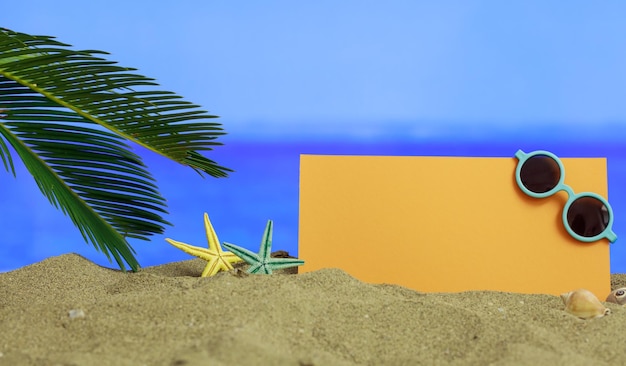 Zdjęcie pusta kartka papieru letniej piaszczystej plaży