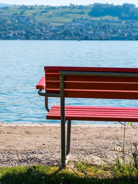 Zdjęcie pusta ławka na plaży przy jeziorze