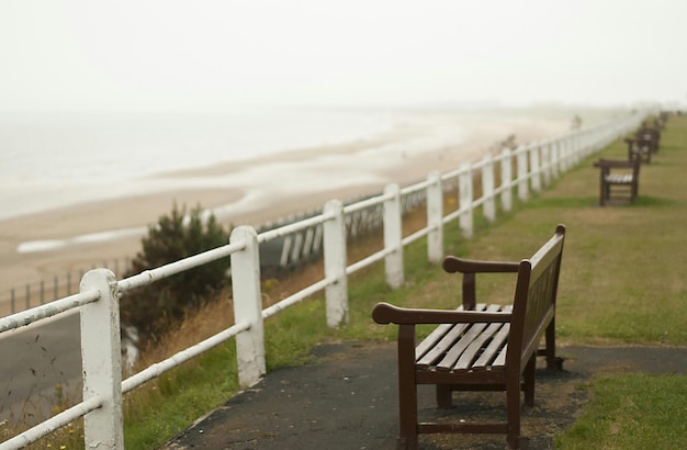Zdjęcie pusta ławka z widokiem na spokojne morze.