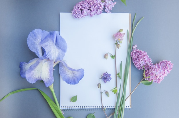 Pusta lista notatników z delikatnymi kwiatami