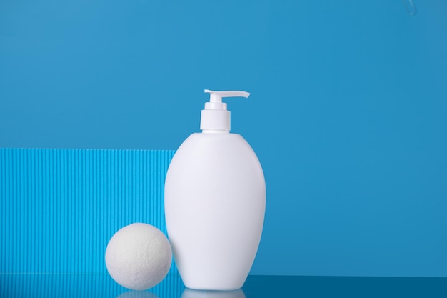 Pusta makieta butelki kosmetycznej do pielęgnacji skóry produkt organiczny do kąpieli z solą do kąpieli na niebieskim tle Umieść swój projekt