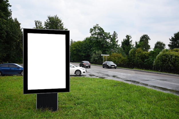 Pusta makieta pionowego plakatu ulicznego billboardu na tle ulicy