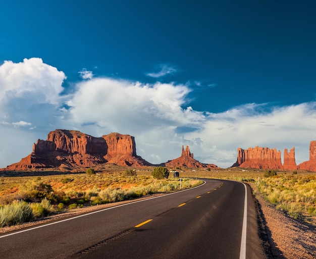 Pusta malownicza autostrada w Monument Valley