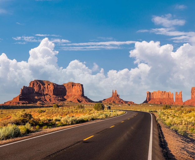 Zdjęcie pusta malownicza autostrada w monument valley